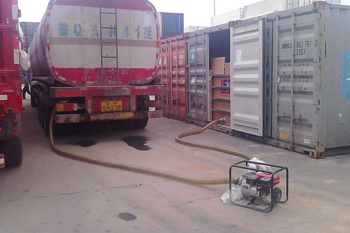Liquid lignosulfonate pumped from a road tanker into a flexitank container